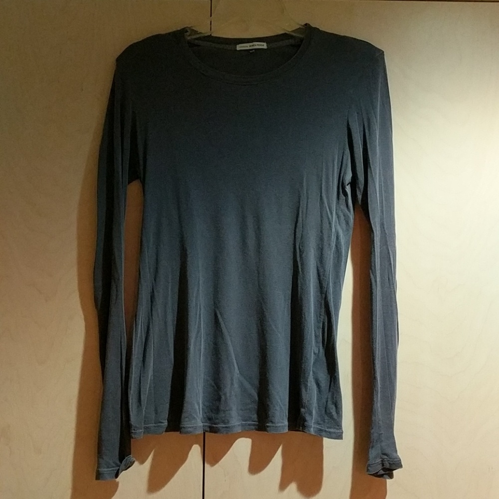 Long-sleeved tee shirt